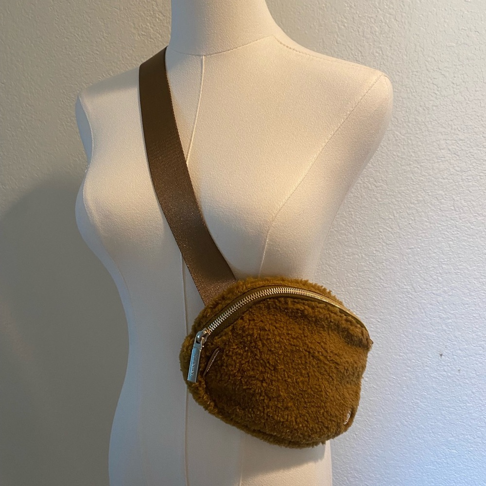 Lululemon everywhere belt bag Sherpa\fleece in camel : tan : brown - Picture 12 of 14